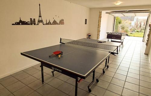 Tischtennis in der Unterkunft Maison lumineuse avec grand jardin, à 15 minutes de Paris et à 10 minutes de La Défense oder in der Nähe