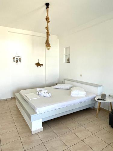 Ένα ή περισσότερα κρεβάτια σε δωμάτιο στο Iosub Houses & Studios - Cosy Seaside House in Koumbara