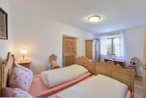 ein Schlafzimmer mit zwei Betten und einem Fenster in der Unterkunft Nussbaum in Brixen