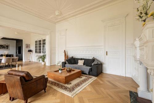 un salon avec un canapé et une table dans l'établissement Hôtel particulier - Le 119, à Valenciennes