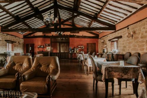 una habitación con sofás y mesas en un edificio en Hospedería Palacio de Casafuerte, en Zarratón