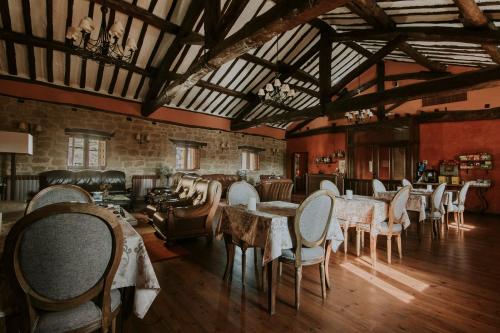 Un comedor con mesas y sillas en un edificio. en Hospedería Palacio de Casafuerte, en Zarratón