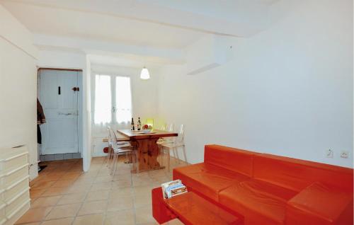 un salon avec un canapé rouge et une table dans l'établissement 4 Bedroom Cozy Home In Palau-Del-Vidre, à Palau-del-Vidre
