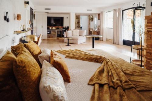 a living room with a large couch and a living room with at Le Confidentiel Hôtel & SPA in Saint-Raphaël