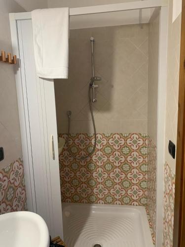 a bathroom with a shower with a tub and a toilet at Le Rocce in SantʼAgata deʼ Goti