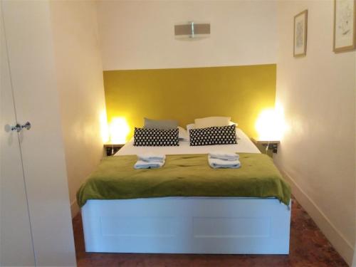 une chambre avec un lit avec deux serviettes dessus dans l'établissement Gorgeous! heart of Aix en Provence appartement climatisé, à Aix-en-Provence