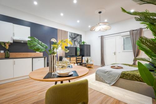 un salon avec une table et un canapé dans l'établissement Urban Chic Hypercentre, Spa double, à Bordeaux