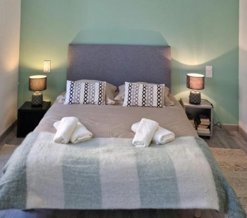 une chambre avec un grand lit avec des serviettes dessus dans l'établissement T3 au Centre de Gourdon, à Gourdon
