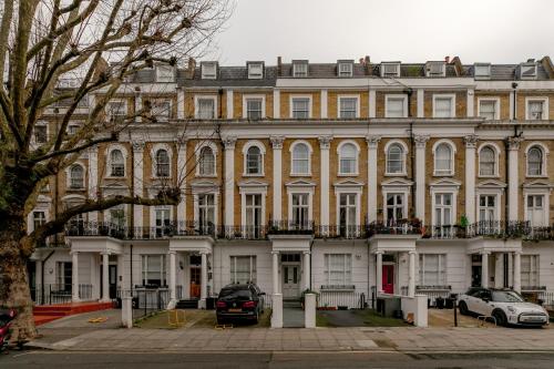 a large building with cars parked in front of it at Britannia Hyde Park Hotel by PLI in London