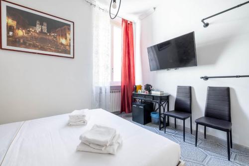 a room with a bed and two chairs and a desk at VG PANTHEON 5 STELLE Montecitorio Room in Rome