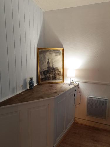 une chambre avec un tableau sur le mur et une lampe dans l'établissement Appartement au centre de Bourbon, à Bourbon-lʼArchambault