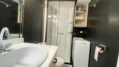 une salle de bain avec un lavabo, une douche et des toilettes dans l'établissement A port Fitou maison au bord du lac, à Fitou