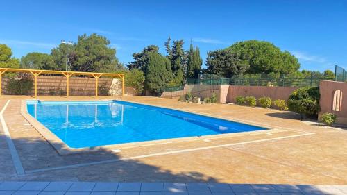 une piscine au milieu d'une cour dans l'établissement A port Fitou maison au bord du lac, à Fitou