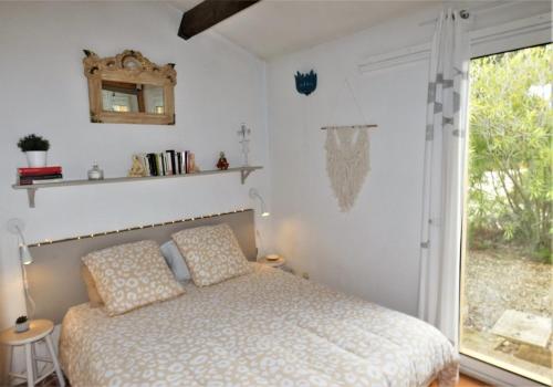 une chambre avec un lit et une fenêtre dans l'établissement A port Fitou maison au bord du lac, à Fitou