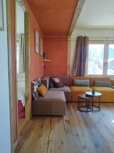 a living room with a couch and a table at Appartement skis aux pieds, à Peisey Vallandry in Landry