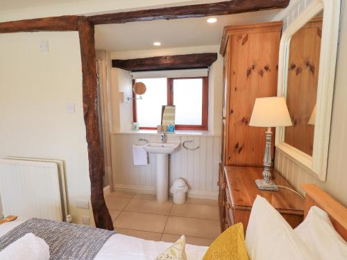 Postel nebo postele na pokoji v ubytování Jasmine Cottage