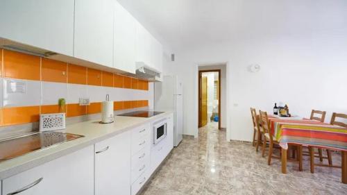 Kuchyňa alebo kuchynka v ubytovaní Modern Apartment with Mountain View in Arinaga
