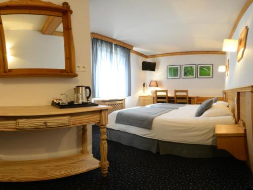 une chambre d'hôtel avec un lit et une fenêtre dans l'établissement Hotel Les Terrasses, à Annecy