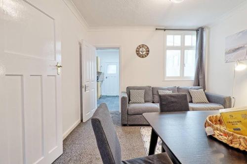 a living room with a couch and a table at Spacious 4 Bedroom Home - Sleeps Up to 9 Guests in Chelmsford