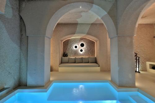 a hot tub in a room with a couch at Simurg Cave House in Urgup