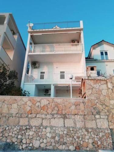 Το κτήριο όπου στεγάζεται  το διαμέρισμα