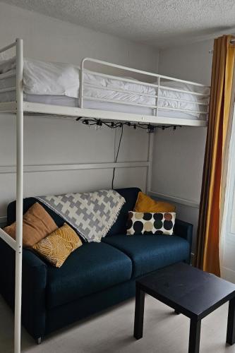 - un salon avec un canapé et des lits superposés dans l'établissement Studio centre ville-Proche Paris, à Villejuif