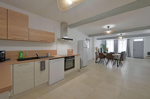 une cuisine et un salon avec une table et des chaises dans l'établissement Maison Carry - Clim - Wi-Fi - terrasse, à Avignon