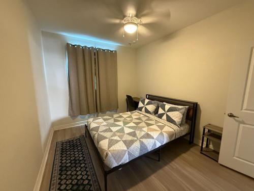 ein Schlafzimmer mit einem Bett und einem Deckenventilator in der Unterkunft Trendy 1BHK Nest Near Austin ,Cedar park in Cedar Park