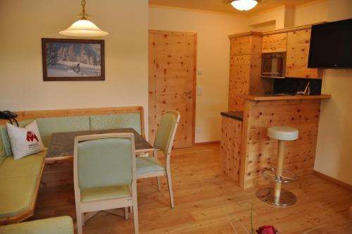 Una cocina o zona de cocina en Grizzly Sport & Motorrad Resort