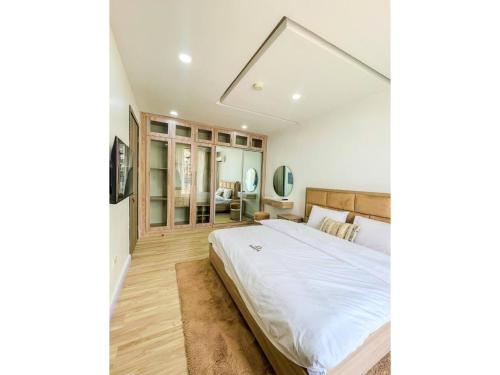 Un dormitorio con una gran cama blanca en una habitación. en Luxurious 2-Bedroom Apartment in Lagos with City View, en Lagos