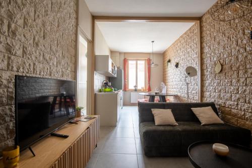 un salon avec un canapé et une télévision dans l'établissement Maison cosy 4chambres 3SDB proche toute commodité, à Croix