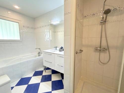 PréchacVilla Sheila - Au bord de l'eau avec piscine的带淋浴和水槽的白色浴室