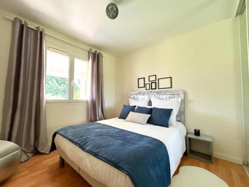 PréchacVilla Sheila - Au bord de l'eau avec piscine的一间卧室，配有一张大床和一扇窗户。