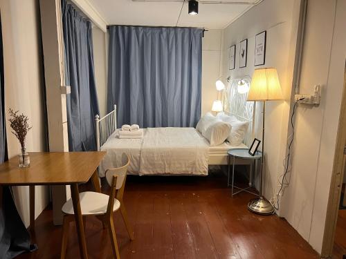 a small bedroom with a bed and a table at 3 bedrooms 2 bathroom's in Bang Su