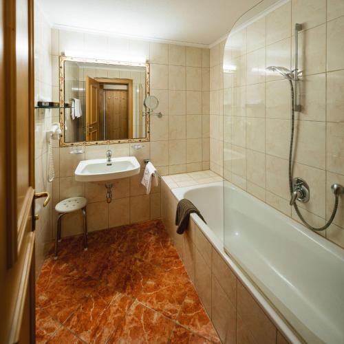 Salle de bains dans l'établissement Hotel Garni Alpenruh-Micheluzzi