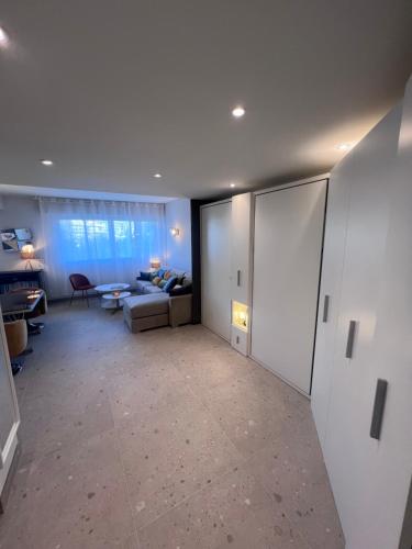 un grand salon avec un canapé et une table dans l'établissement Studio Apartment - Close to Croisette & Martinez, à Cannes