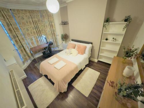 Habitación pequeña con cama con almohadas en Room 1 Shared House, en Litherland