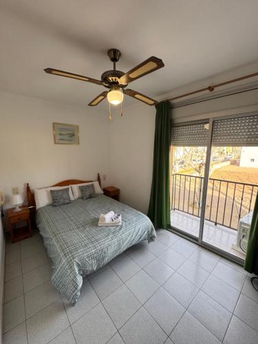 a bedroom with a bed and a ceiling fan at Hotel El Pescador in Sant Pere Pescador