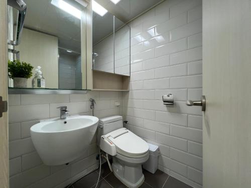 Phòng tắm tại 3 minutes from Myeongdong Subway Station, 3 minutes walk from Seoul Station, Creator's House, Panoramic City View, Clean Accommodation