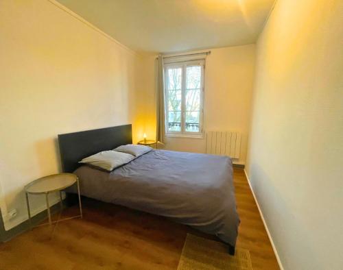 une petite chambre avec un lit et une fenêtre dans l'établissement Hypercentre-Plage Cocon Cozy et Chaleureux de 50m2 "LES GALETS", au Havre