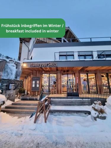 SKILL Mountain Lodge - Ski und Bike Hostel im Sommer mit JOKER CARD