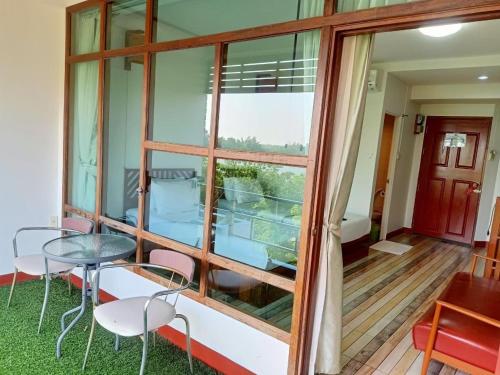 Balkón nebo terasa v ubytování โรงแรมบ้านนายถึกและร้านอาหาร