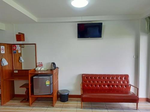 TV a/nebo společenská místnost v ubytování โรงแรมบ้านนายถึกและร้านอาหาร