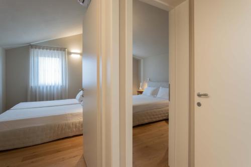 a bedroom with two beds and a window at Relais La Colombaia in Appignano