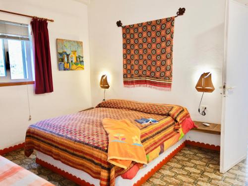 a bedroom with a bed and two lamps and a window at B&B Cala Pisana (Paola e Melo) in Lampedusa