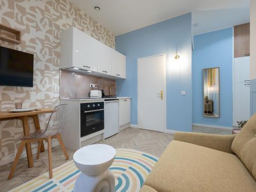 un salon avec un canapé et une cuisine dans l'établissement Calm and design metro Guichard, à Lyon