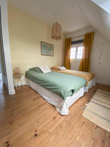 une chambre avec deux lits dans un grenier dans l'établissement Proche des plages, piscine extérieure, à Camaret-sur-Mer