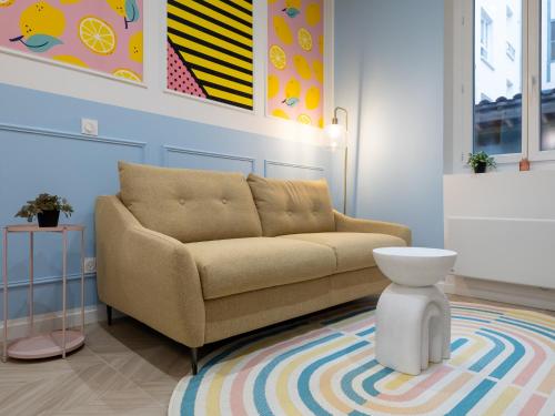 un salon avec un canapé et un tapis dans l'établissement Calm and design metro Guichard, à Lyon