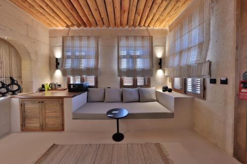 a living room with a couch in a kitchen at Simurg Cave House in Urgup
