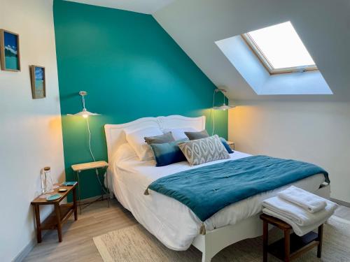 une chambre avec un grand lit avec un mur végétal dans l'établissement Villa de la Croix - Maison d'hôtes à 4 minutes de l'A26 avec parking, à Villechétif